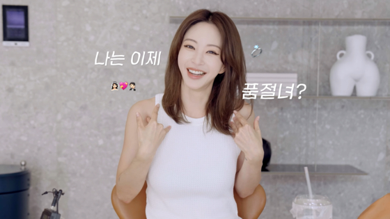 Han Ye-seul announces that she is marrying her noncelebrity boyfriend of three years in her YouTube video posted Tuesday. [SCREEN CAPTURE]
