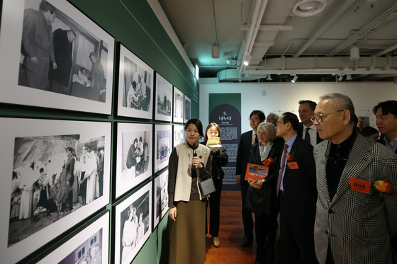 Culture Minister Yu In-chon looks at the photographs exhibited in a special exhibit showcasing approximately 70 photographs and video materials depicting the evolution of Korean-Italian relations on Feb. 26 at the National Museum of Korean Contemporary History in central Seoul. The exhibition wrapped up on March 31. [YONHAP] 