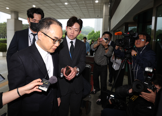 Prosecutor General Lee One-seok heads to his office at the Supreme Prosecutors' Office in Seocho District, southern Seoul on Tuesday. [YONHAP] 
