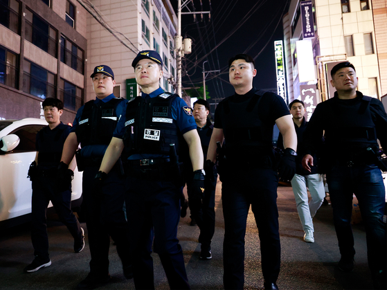 Police officers patrol an adult entertainment street in Suwon, Gyeonggi, on April 30. [GYEONGGI NAMBU PROVINCIAL POLICE AGENCY]