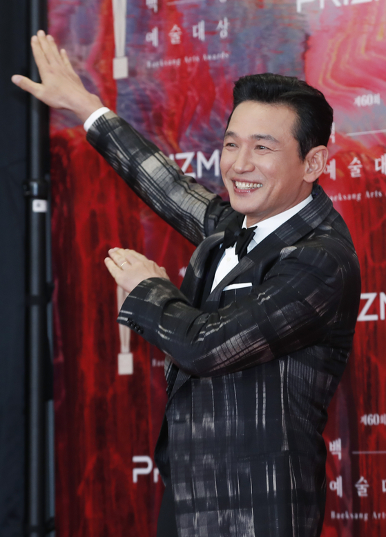 Actor Hwang Jung-min starred in the historical action drama film ″12 12: The Day.″ The film is based on actual events surrounding Chun Doo-hwan's military coup on Dec. 12, 1979. [NEWS1]