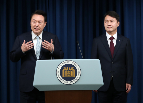 President Yoon Suk Yeol, left, introduces former Vice Justice Kim Joo-hyun as his new senior secretary for civil affairs at the Yongsan presidential office in central Seoul on Tuesday. [NEWS1]