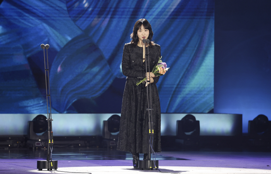 The Best Female Actress Award for the Film category went to actor Kim Go-eun for her leading role in film ″Exhuma.″ Kim played the role of a mortician in the film. [JOONGANG ILBO]