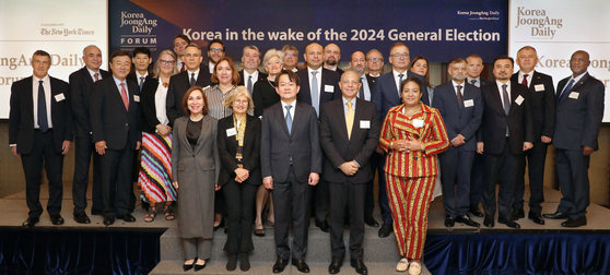 Members of the diplomatic corps in Korea pose with keynote speakers at the 2024 Korea JoongAng Daily Forum organized by the Korea JoongAng Daily held at the Westin Josun Seoul on Wednesday. [PARK SANG-MOON]