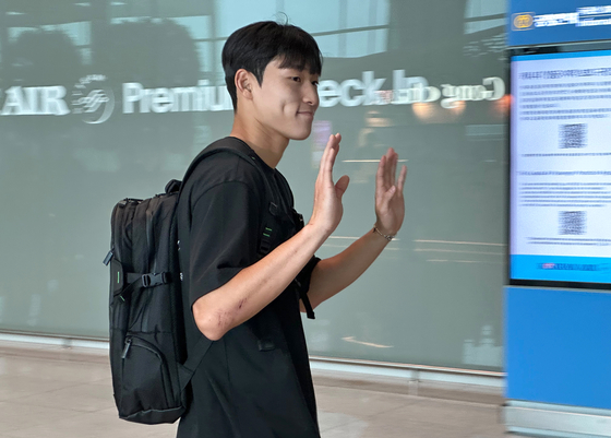 Bae Jun-ho departs from Incheon International Airport in Incheon on Aug. 28, 2023 to complete his signing with Stoke City. [YONHAP]