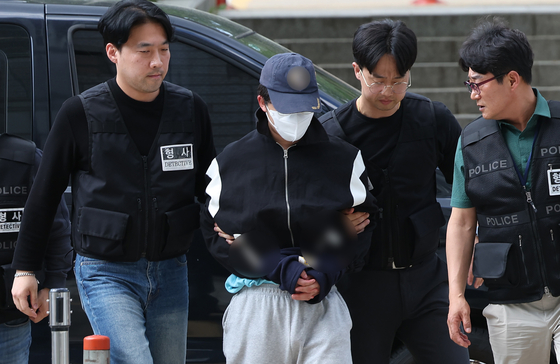 A medical school student alleged to have killed his girlfriend on a rooftop of a building walks into the Seoul Central District Court in Seocho District, southern Seoul, for his arrest warrant hearing. [NEWS1]