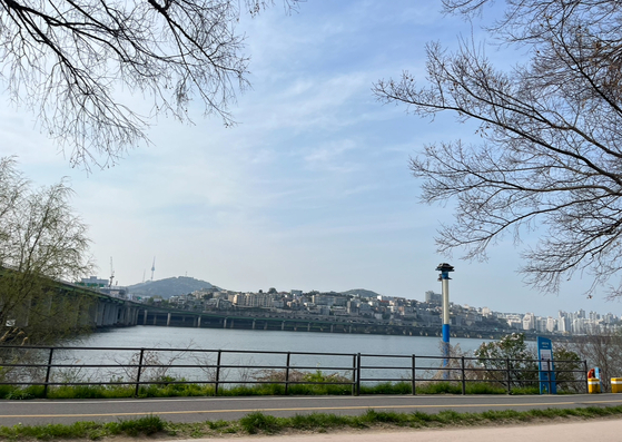 Mary's interpretation of Seoul's version of Italy's Amalfi coast at Jamwon Hangang Park in southern Seoul. She agrees it's a bit of a stretch. [MARY YANG]