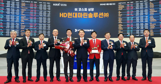 From left to right, starting from fifth, HD Hyundai Vice Chairman Chung Ki-sun, Chairman of Korea Exchange Jeong Eun-bo and CEO of HD Hyundai Marine Solution Lee Ki-dong pose for a photo at HD Hyundai Marine Solution' Kospi listing ceremony. [HD HYUNDAI MARINE SOLUTION] 