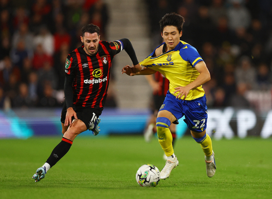 Stoke City's Bae Jun-ho, right, in action with Bournemouth's Adam Smith during the third round of the Carabao Cup at Vitality Stadium in Bournemouth, England on Sept. 27, 2023. [REUTERS/YONHAP]