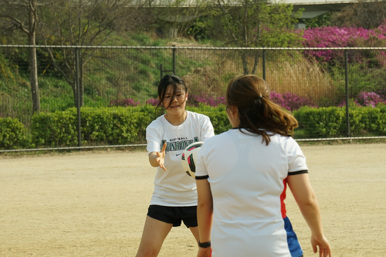 Mary tries her hand at the passing drill. [SEOUL CALCIO FC]