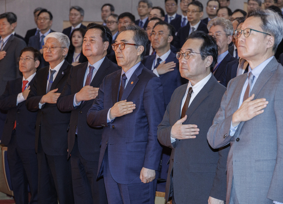 Korean Ambassador to Russia Lee Do-hoon, second from right, is pictured with Foreign Minister Cho Tae-yul, third from right, and other heads of missions at an annual conference at the Foreign Ministry building in Jongno District, central Seoul, on April 26. [YONHAP]