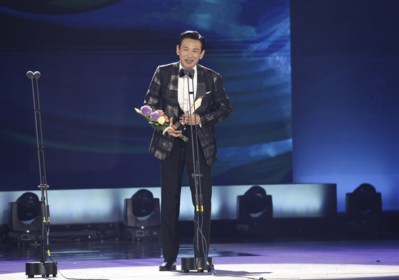 Actor Hwang Jung-min took the Best Male Actor Award for the Film category for his role in film “12.12: The Day.” Hwang played a fictional version of Chun Doo Hwan, a former president who came to power through the military coup of 1979. [JOONGANG ILBO]