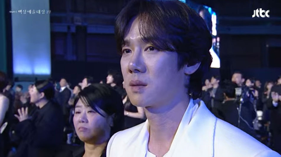 Actor Yoo Yeon-seok at The 60th Baeksang Arts Awards during veteran actor Lee Soon-jae's special stage. [SCREEN CAPTURE]
