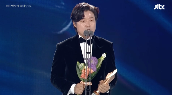 Producer Nah Yung-suk received the Best Male Entertainer Award in the Television category at the 60th Baeksang Arts Awards, which took place at Coex in southern Seoul on Wednesday. [SCREEN CAPTURE]
