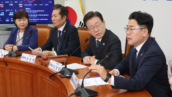 Democratic Party (DP) leader Lee Jae-myung, second from right, listens to the party's floor leader-elect Park Chan-dae speak during a meeting of the DP's Supreme Council on Wednesday. [YONHAP]