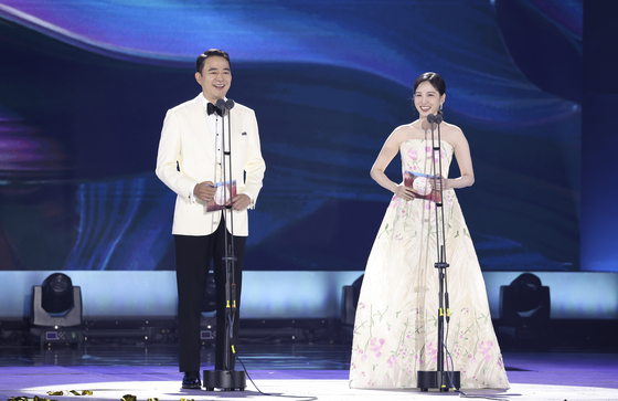 Hong Jeong-do, vice chairman and CEO of JoongAng Holdings, left, and actor Park Eun-bin at the 60th Baeksang Arts Awards on Tuesday evening in southern Seoul [BAEKSANG ARTS AWARDS ORGANIZING COMMITTEE]