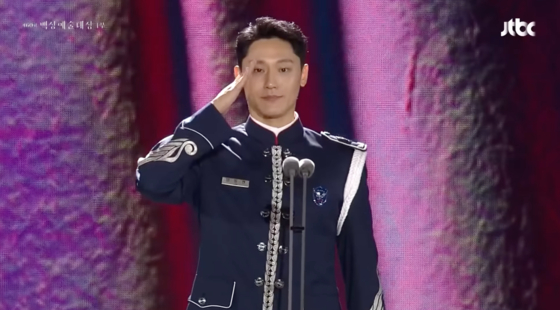 Actor Lee Do-hyun during his acceptance speech at the 60th Baeksang Arts Awards, which took place at Coex in southern Seoul on Wednesday. [SCREEN CAPTURE] 