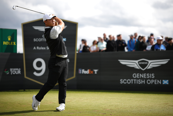 Tom Kim tees off on the ninth hole during the Genesis Scottish Open at the Renaissance Club on July 15, 2023 in Scotland. [GETTY IMAGES]