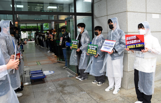 Medical students attending Pusan National University's School of Medicine picket at the main hall of the university in Busan on Tuesday. [NEWS1]