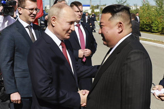 North Korean leader Kim Jong-un, right, and Russian President Vladimir Putin, left, shake hands during their meeting at the Vostochny Cosmodrome in the Amur region of the Russian Far East on Sept. 13, 2023. [AP/YONHAP]