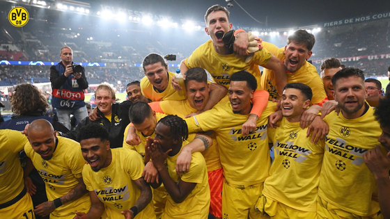 Borussia Dortmund celebrate reaching the 2023-24 Champions League final. [ONE FOOTBALL]