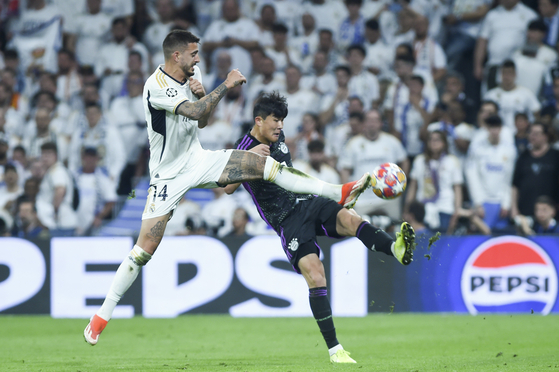 Real Madrid's Joselu, left, vies with Bayern Munich's Kim Min-jae during the UEFA Champions League semifinal second leg match at Santiago Bernabeu Stadium in Madrid, Spain on Wednesday. [XINHUA/YONHAP]
