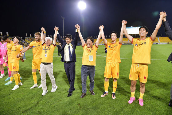 Gwangju Mayor Kang Gi-jung, third from right, celebrates with Gwangju FC players after the team's 2-1 win over the Suwon Samsung Bluewings at Gwangju Football Stadium in Gwangju on June 7, 2023. [NEWS1]