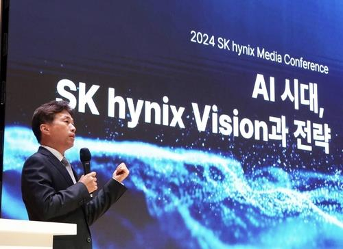 Kwak Noh-jung, CEO of SK hynix speaks during a press conference held at the company's headquarters in Icheon on May 2 [YONHAP]