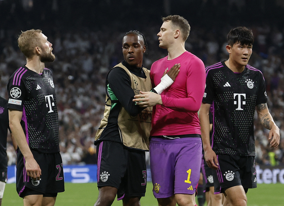 Bayern Munich's Konrad Laimer, left, Mathys Tel, Manuel Neuer and Kim Min-jae look dejected after losing 4-3 on aggregate to Real Madrid in the semifinals of the UEFA Champions League on Wednesday in Madrid, Spain. [REUTERS/YONHAP] 