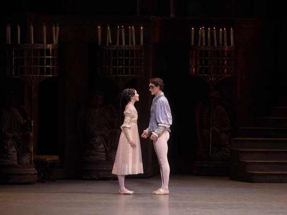 American Ballet Theater's principal dancers Hee Seo (Juliet) and Daniel Camargo (Romeo) in "Romeo and Juliet" The two dancers will be performing together with the Universal Ballet Company on Friday and Sunday at the Seoul Arts Center in southern Seoul. [ROSALIE O'CONNOR] 