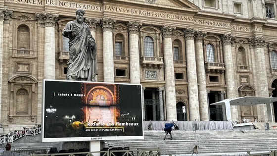 An outdoor LED advertisement display by Samsung Electronics installed at St. Peter's Square in Vatican City on May 4 [NEWS1]