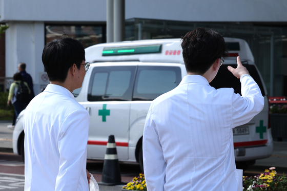 Two medical professionals walk into a general hospital in downtown Seoul on Wednesday. [NEWS1] 