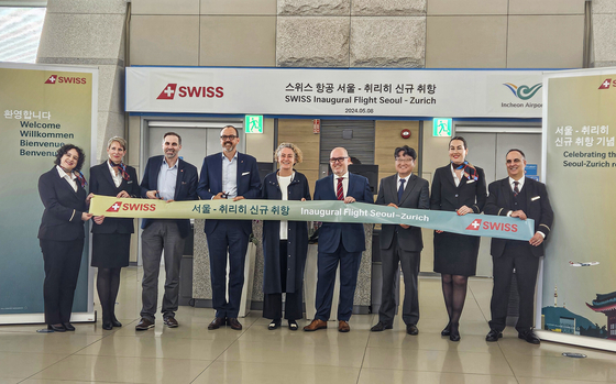 Officials pose for a photo during a ribbon-cutting ceremony to celebrate the launch of Swiss International Air Lines' new regular route between Incheon and Switzerland at Incheon International Airport Terminal 1 on Wednesday. [INCHEON INTERNATIONAL AIRPORT CORPORATION]