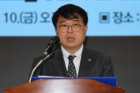 Lim Hyun-taek, chief of the Korean Medical Association, speaks at a press conference at the association's headquarters in Yongsan District, central Seoul, on Friday. [YONHAP]