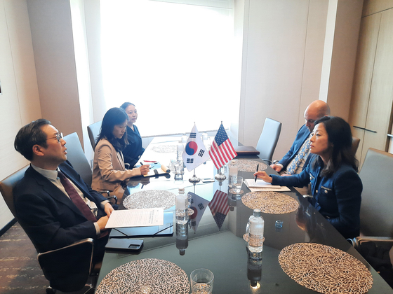 Lee Jun-il, director-general for North Korean nuclear affairs at South Korea’s Foreign Ministry and Jung Pak, U.S. Senior Official for North Korea, speak during a meeting in Toyko on Thursday. [NEWS1]
