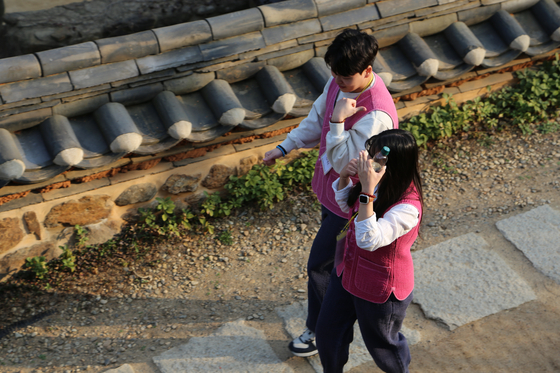 A pair of singles in their 30s takes a walk at Jeondeungsa, a temple in Ganghwa Island, Incheon, as part of the Jogye Order of Korean Buddhism's ″I am Jeollo″ matchmaking program. [JOGYE ORDER OF KOREAN BUDDHISM SOCIAL WELFARE FOUNDATION]