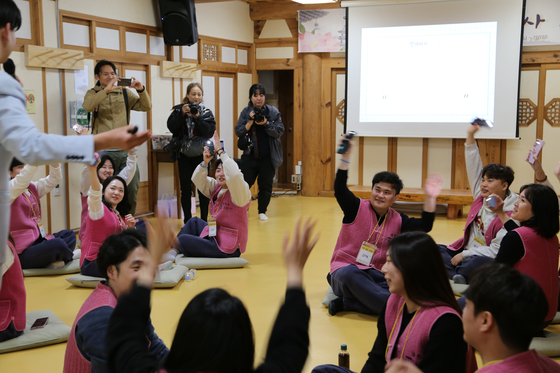 "I am Jeollo" participants play games to win a temple food dinner with their preferred date. [JOGYE ORDER OF KOREAN BUDDHISM SOCIAL WELFARE FOUNDATION]