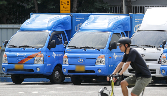 CJ Logistics' delivery trucks are parked in downtown Seoul on Aug. 13, 2023. [NEWS1]