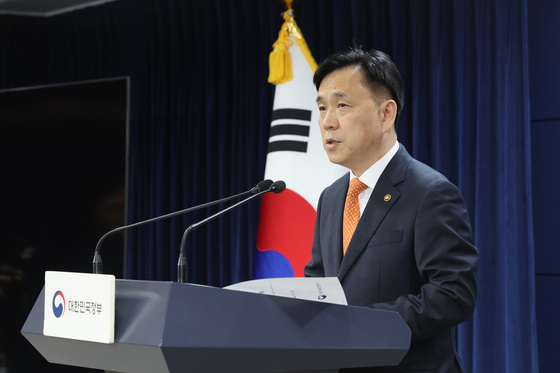 Vice Science Minister Kang Do-hyun speaks at a press briefing at the governmental complex in central Seoul Friday. [YONHAP]