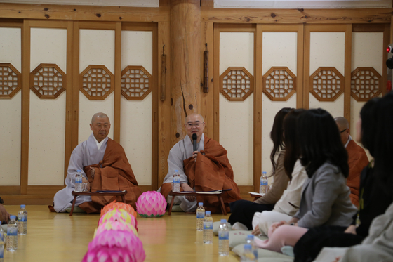 The Venerable Myojang speaks during the third ″I am Jeollo″ matchmaking program [JOGYE ORDER OF KOREAN BUDDHISM SOCIAL WELFARE FOUNDATION]