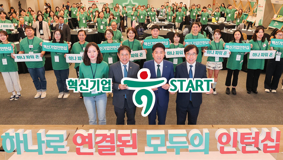 Hana Financial Group Chairman Ham Young-joo, second from right, and Vice Minister Lee Sung-hee of the Ministry of Employment and Labor, third from right, pose for a photo during a kick-off ceremony for Hana's internship program on Thursday in Jung District, central Seoul. [HANA FINANCIAL GROUP] 