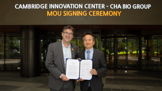 CHA Biotech CEO Oh Sang-Hoon, right, poses for a photo with Tim Rowe, CEO of Cambridge Innovation Center, after signing an agreement to establish an innovation center for biotech ventures in Pangyo, Gyeonggi. [CHA BIO GROUP]