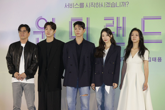 The director and cast of "Wonderland" pose for cameras during a press conference for the upcoming film at CGV Yongsan in central Seoul on Thursday. From left: Kim Tae-yong, Choi Woo-shik, Park Bo-gum, Suzy and Tang Wei [YONHAP]