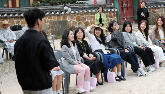 ″I am Jeollo″ participants introduce themselves on April 7, the first day of the matchmaking program held at Jeondeungsa, a temple in Ganghwa County, Incheon. [YONHAP]