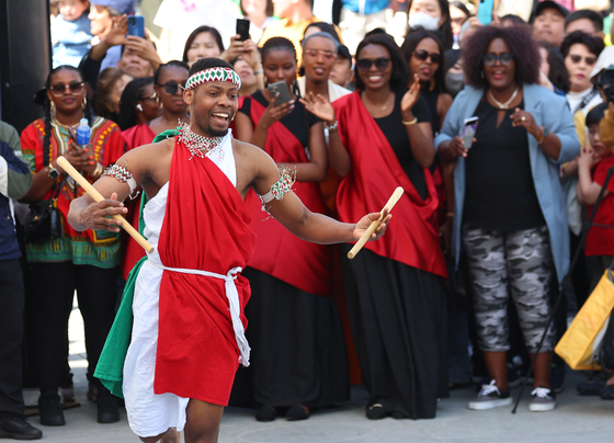 A Burundian traditional performance is performed at the Gwanghwamun Square in central Seoul on Sunday, the last day of the African cultural festival ahead of 2024 Korea-Africa Summit to be held on June 4 and 5. [YONHAP] 