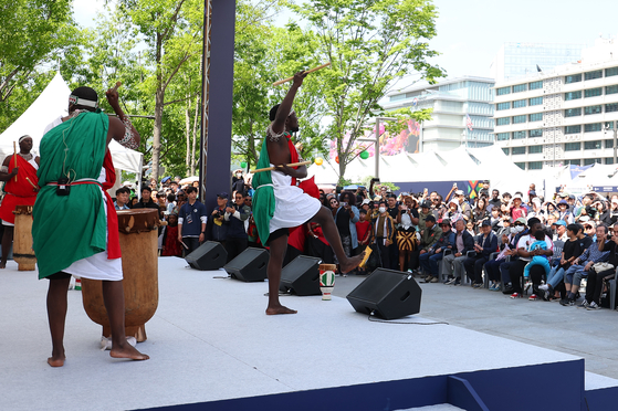  People watch performances at the Gwanghwamun Square in central Seoul on Sunday, the last day of the African cultural festival ahead of 2024 Korea-Africa Summit to be held on June 4 and 5. [YONHAP] 