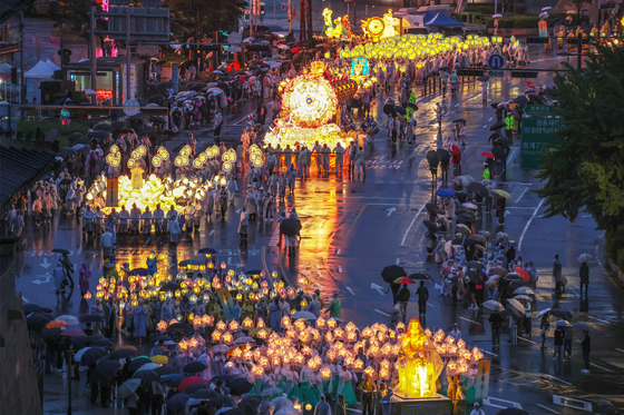 A lantern parade celebrating upcoming Buddha’s Birthday takes place in front of Heunginjimun Gate, also known as Dongdaemun, in Jongno District, central Seoul, on Saturday evening, four days ahead of the religious holiday that falls on Wednesday. [NEWS1]