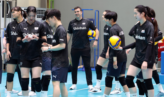 Korean women's volleyball team head coach Fernando Morales, center, instructs his players during a training session at the Jungang Girl’s High School gymnasium in western Seoul on May 1. [NEWS1] 