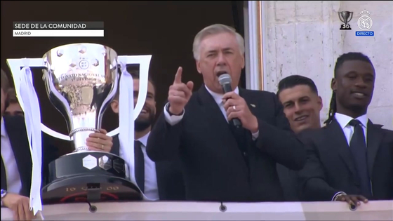 Real Madrid manager Carlo Ancelotti sings with fans during a La Liga title parade. [ONE FOOTBALL] 