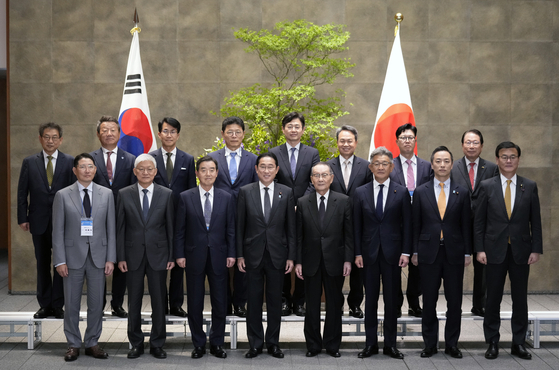 Japanese Prime Minister Fumio Kishida, pictured fourth left in front, Korea-Japan Economic Association Chairman Kim Yoon, third left in front, and his counterpart Mikio Sasaki, on Kishida's right, pose for a photo at Kishida's office in Tokyo on Monday. [AP/YONHAP]